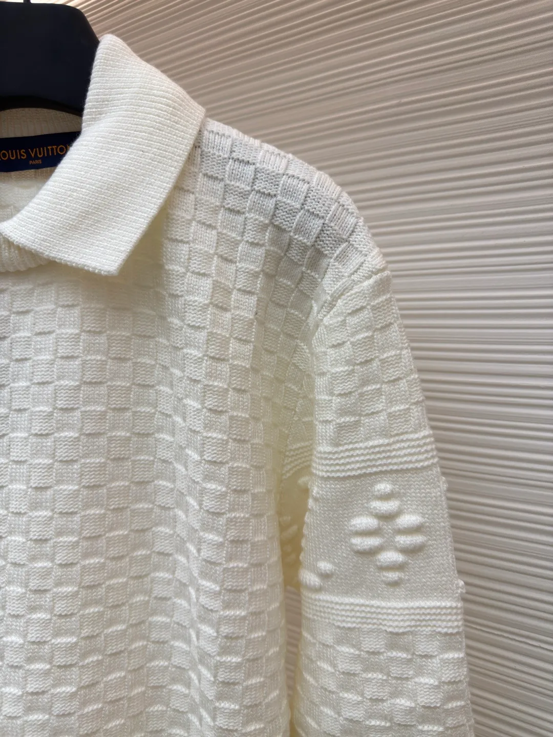 LOUIS VUITTON checkerboard embossed sweater ●Original version: purchased and developed for 12100 ●Item number: 1680746-B50 ●Fabric: crown yarn fabric ●Technology: embossed production ●Version: fitted version ●Weight: about 735 grams ●Size: XS-S-M-L ●Description: We use custom-made high-quality crown core yarn. Currently, there is no stock of yarn with this feel on the market. The core-filled yarns on the market are all cotton-containing, which is rather hard and cannot achieve the effect of the original version. The color presented is very different from the original version. Our customized core-filled yarn has a lot of manufacturing processes. It requires spinning out the raw material core, and then hooking the yarn on the machine for secondary processing and threading the raw material core! The machine cannot rotate too fast, as it will easily cause the thread to spin out, and once it does, it will be useless! After the dyeing is done, you can only use high-temperature dyeing tanks. If the temperature is not enough, the yarn will be dyed unevenly! High-temperature vats are rare in general dyeing factories! Generally, it takes 12 hours for dyeing to enter the vat, and several hours for drying at low temperature when it comes out. If the temperature is too high, it will be scrapped; after dyeing, it can only be done with a slow machine, and fast machines are prone to problems with thick and thin hair horizontal bars. In order to restore the effect of the original version to the maximum, the LOGO is exactly the same as the original version. The fabric pieces are woven at a parallel and even speed using a machine imported from Germany worth 47W. Each piece takes 270 minutes. All knots during the weaving process will be manually processed without traces. The knot-free rate is as high as 95%. It will not be woven like those ordinary computerized flat knitting machines. In order to rush the goods efficiently, the speed is turned to the limit. The stitches of the knitted pieces are different in size, pattern and pattern. The overall wiring is straight and delicate, the fabric is comfortable and soft, and the color is consistent without color difference. It can be matched with the same style to create a fashionable look and control various occasions. Customized accessories, complete with three standards, same style for men and women!